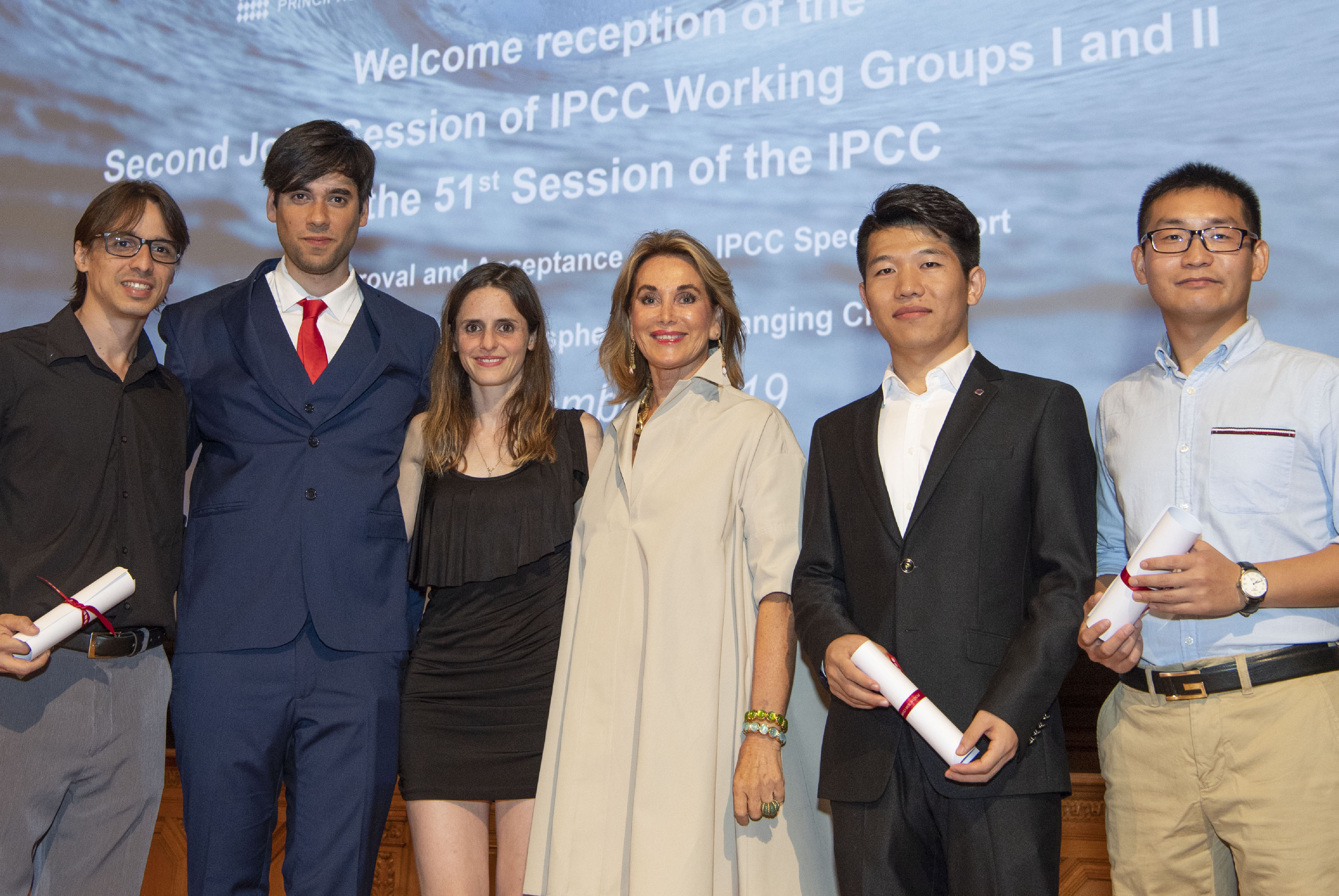 Madame Maria Elena Cuomo avec les boursiers GIEC de la promotion 2019-2021 -  (de gauche &agrave; droite) Monsieur Igor Ribeiro (Br&eacute;sil), Monsieur Pedro Fernandez (Argentine), Madame Ana Carolina Amarillo (Argentine), Monsieur Dongfeng Li (Chine) et Monsieur Da Yabin (Chine) - Mus&eacute;e Oc&eacute;anographique de Monaco, le 19 septembre 2019.